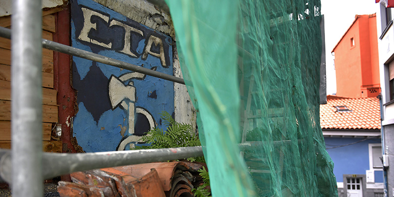 un graffito dell'ETA a Bermeo, 23 febbraio 2018 (ANDER GILLENEA/AFP/Getty Images)