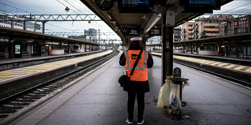 Un dipendente della Società nazionale delle ferrovie (SNCF) alla stazione di Lione, 2 aprile 2018 
(JEFF PACHOUD/AFP/Getty Images)