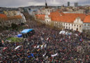Almeno 45 mila persone hanno manifestato in Slovacchia per chiedere le dimissioni del capo della polizia