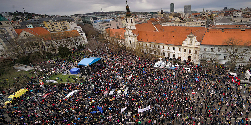 Manifestazione per chiedere le dimissioni del capo della polizia Tibor Gaspar, Bratislava, Slovacchia, 5 aprile 2018
(JOE KLAMAR/AFP/Getty Images)