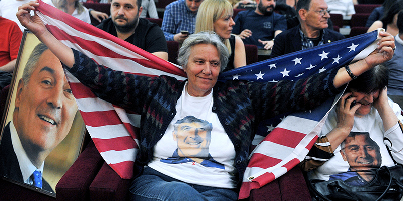 Una sostenitrice di Milo Djukanovic, Podgorica, 15 aprile 2018 (SAVO PRELEVIC/AFP/Getty Images)