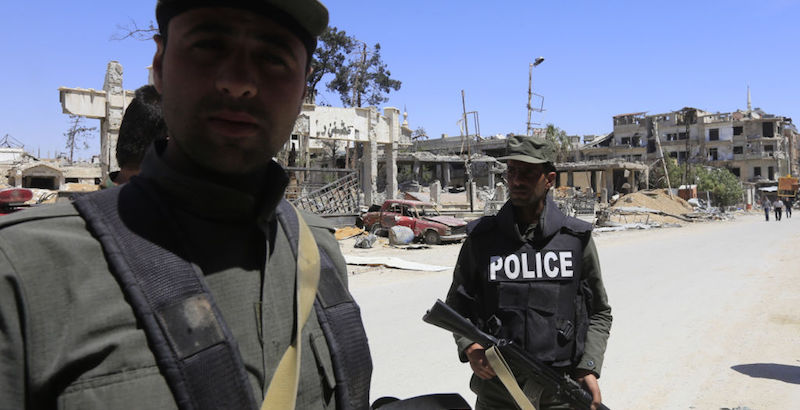 Agenti della polizia siriana a Douma (LOUAI BESHARA/AFP/Getty Images)