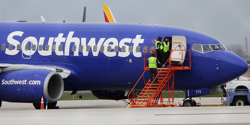 L'aereo della Southwest Airlines che ha avuto un danno al motore, Philadelphia, 18 aprile 2018 (DOMINICK REUTER/AFP/Getty Images)