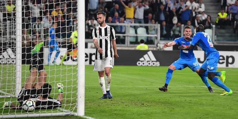 Kalidou Koulibaly esulta con Arkadiusz Milik per il gol del vantaggio in Juventus-Napoli (MIGUEL MEDINA/AFP/Getty Images)