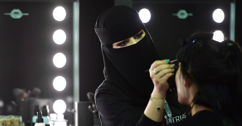 Una truccatrice saudita nel backstage della Settimana della moda araba a Riad, 13 aprile 2018
(GIUSEPPE CACACE/AFP/Getty Images)