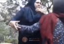 Il video di una donna aggredita dalla "polizia morale" dell'Iran