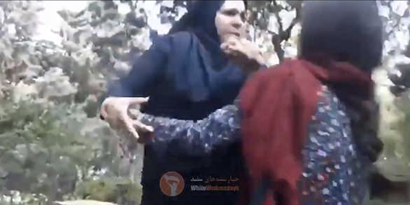 Il video di una donna aggredita dalla "polizia morale" dell'Iran