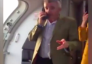 Il capo di Ryanair ha offerto da bere a tutti i passeggeri di un aereo per scusarsi del ritardo nel decollo