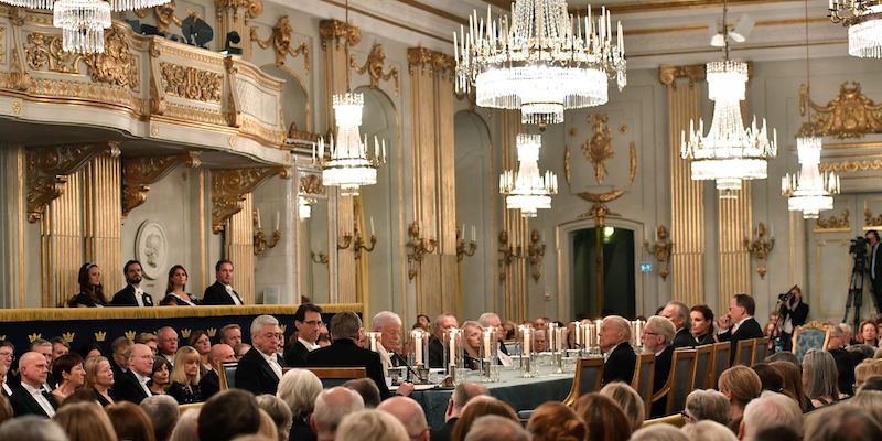 I membri dell'Accademia svedese, al tavolo centrale, il 20 dicembre 2017, al palazzo della Borsa di Stoccolma (JONAS EKSTROMER/AFP/Getty Images)