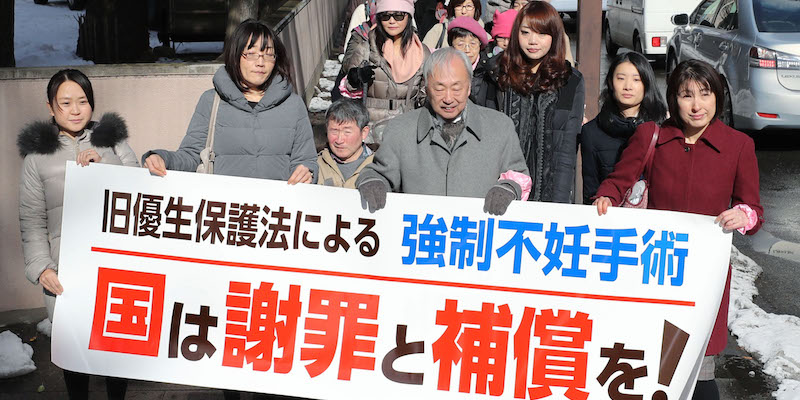 Gli avvocati della donna che ha fatto causa al governo giapponese per essere stata sterilizzata forzatamente nel 1972 insieme ad altre persone fuori dal tribunale di Sendai, nella provincia di Miyagi, il 30 gennaio 2018 (AP Images/Kyodo)