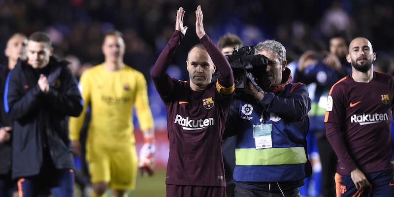 Andres Iniesta dopo la vittoria contro il Deportivo la Coruna (MIGUEL RIOPA/AFP/Getty Images)