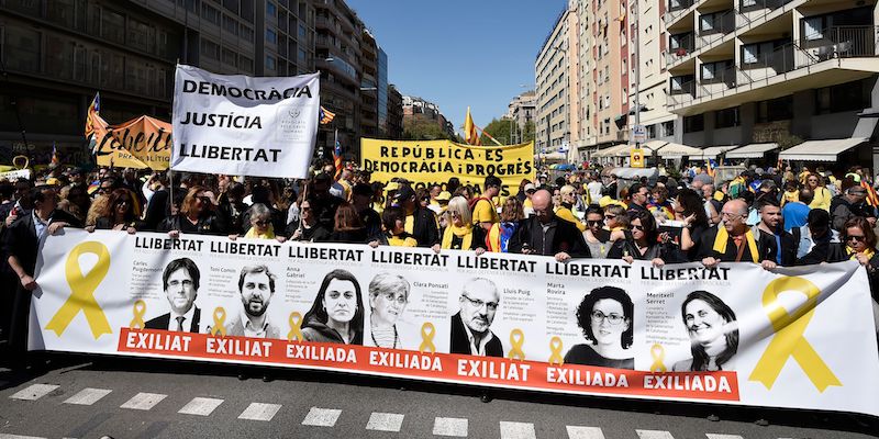 La manifestazione per chiedere il ritorno dei leader separatisti catalani a Barcellona, il 15 aprile 2018 (JOSEP LAGO/AFP/Getty Images)