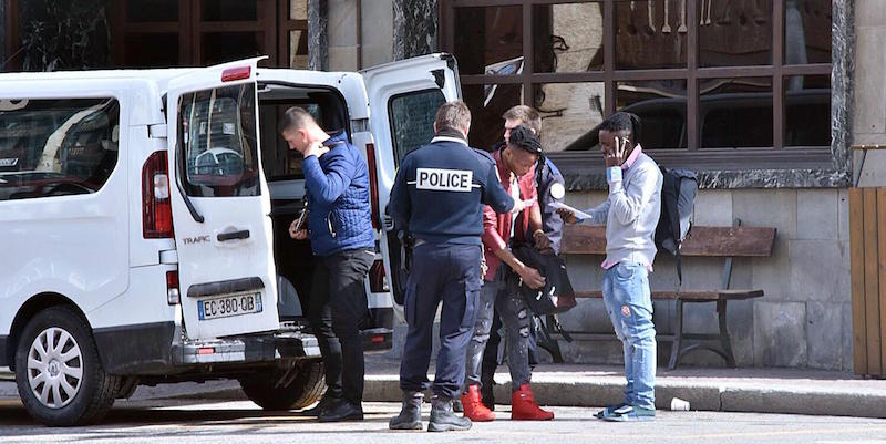 Agenti della polizia di dogana francese a Bardonecchia (ANSA/ALESSANDRO DI MARCO)