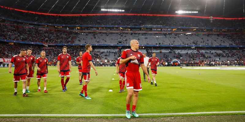 I giocatori del Bayern Monaco durante il riscaldamento all'Allianz Arena (ODD ANDERSEN/AFP/Getty Images)