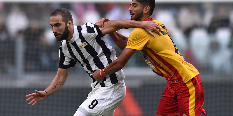 Gonzalo Higuain contrastato da Achraf Lazaar nella partita di andata tra Juventus e Benevento (Tullio M. Puglia/Getty Images)