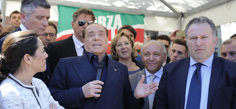 Il leader di Forza Italia Silvio Berlusconi in visita a Larino, in Molise. (ANSA/ LANESE)