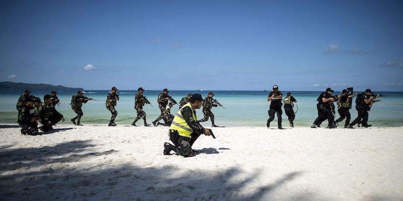 Un'esercitazione sull'isola di Boracay, 25 aprile 2018
(NOEL CELIS/AFP/Getty Images)