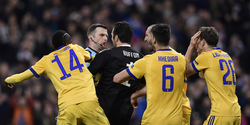 Gianluigi Buffon urla in faccia all'arbitro inglese Michael Oliver durante Real Madrid-Juventus (JAVIER SORIANO/AFP/Getty Images)