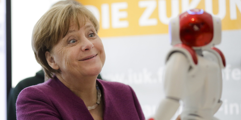 La cancelliera tedesca Angela Merkel (63) con un robot a un evento con giovani donne alla cancelleria di Berlino, 25 aprile 2018
(AP Photo/Markus Schreiber)