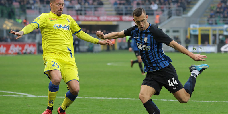 Fabrizio Cacciatore e Ivan Perisic nella partita di andata tra Inter e Chievo Verona(Emilio Andreoli/Getty Images)