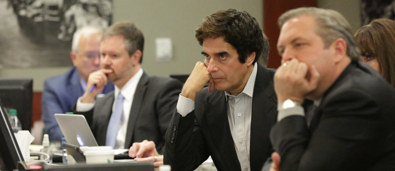 David Copperfield (al centro) durante il processo. (Michael Quine/Las Vegas Review-Journal via AP)
