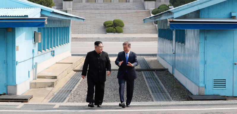 Il dittatore nordcoreano Kim Jong-un e il presidente sudcoreano Moon Jae-in durante l'incontro di venerdì. (Korea Summit Press Pool via AP)