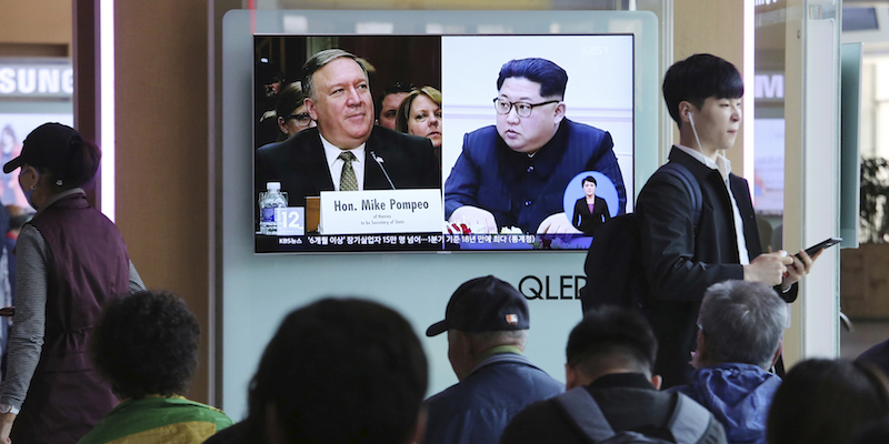 Un televisore trasmette le immagini del direttore della CIA Mike Pompeo e del dittatore nordcoreano Kim Jong-un a Seul (AP Photo/Ahn Young-joon)