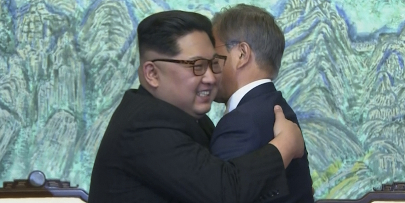 L'abbraccio tra il dittatore nordcoreano Kim Jong-un e il presidente sudcoreano Moon Jae-in a Panmunjom, nell'area sudcoreana della zona demilitarizzata tra le due Coree, 27 aprile 2018
(Korea Broadcasting System via AP)