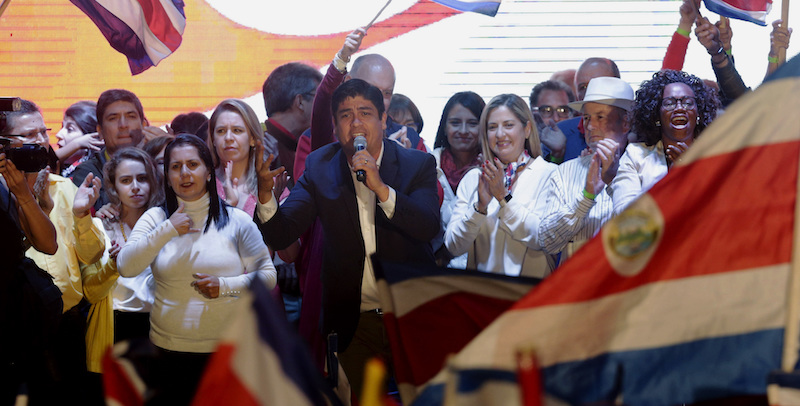 Carlos Alvarado Quesada festeggia la vittoria alle presidenziali del Costa Rica (AP Photo/Arnulfo Franco)