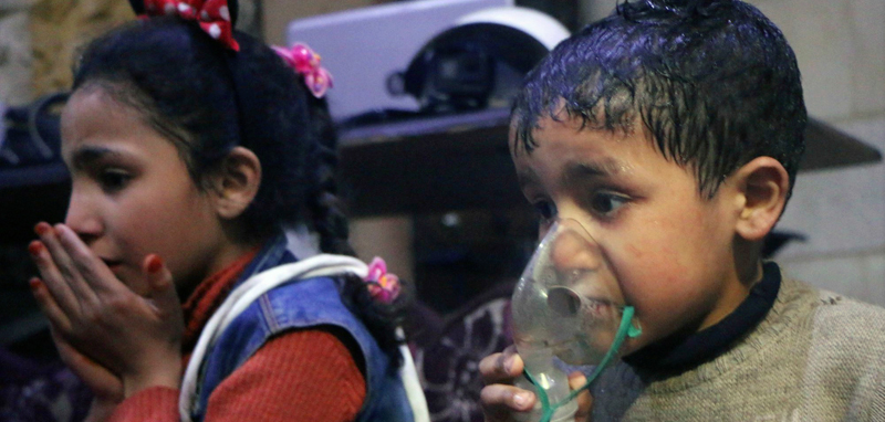 Un'immagine diffusa dai Caschi Bianchi e verificata da Associated Press, che mostra un bambino ricevere cure dopo l'attacco chimico a Douma. (Syrian Civil Defense White Helmets via AP)