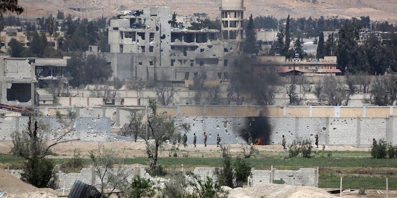 Soldati siriani a Douma (STRINGER/AFP/Getty Images)