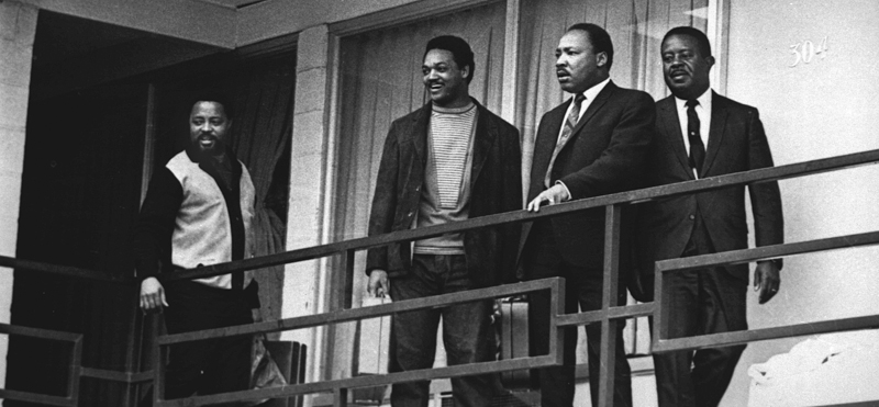 Martin Luther King sul balcone della sua stanza al Lorraine Motel il 3 aprile del 1968, il giorno prima del suo omicidio, insieme a (da sinistra a destra) Hosea Williams, Jesse Jackson, e Ralph Abernathy. (AP Photo/Charles Kelly)