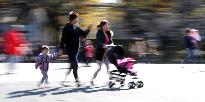 Una famiglia giapponese in un parco di Tokyo, il 12 dicembre 2015 (YOSHIKAZU TSUNO/AFP/Getty Images)