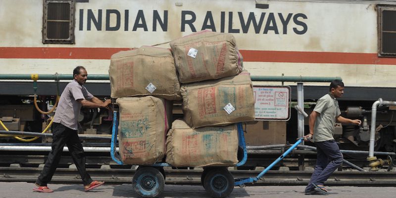 Dipendenti delle ferrovie indiane nella stazione Secunderabad di Hyderabad, il 25 febbraio 2016 (NOAH SEELAM/AFP/Getty Images)