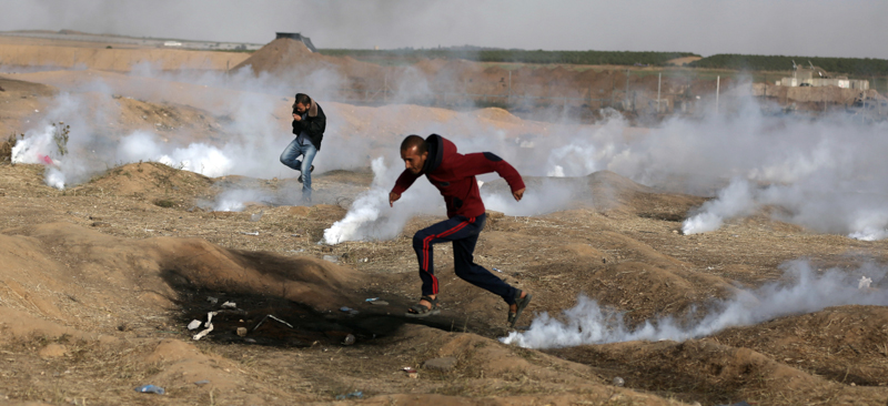 Manifestanti palestinesi in mezzo ai lacrimogeni. (AP Photo/ Khalil Hamra)
