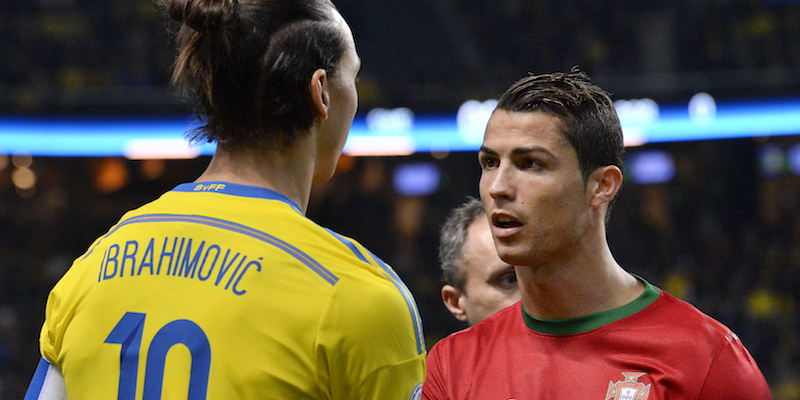 Zlatan Ibrahimovic stringe la mano a Cristiano Ronaldo prima dei playoff delle qualificazioni ai Mondiali del 2014 (JONATHAN NACKSTRAND/AFP/Getty Images)