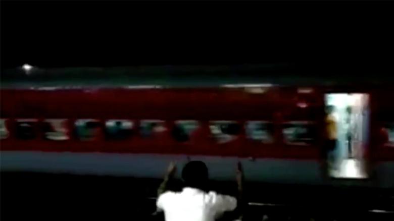 Cosa succede se dei vagoni si staccano dalla locomotiva?