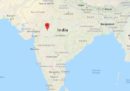 Almeno 10 persone sono morte nel crollo di un albergo a Indore, in India