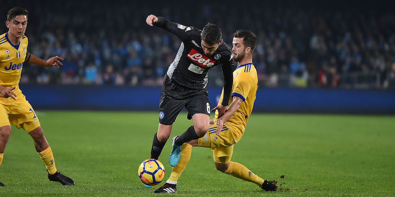 Jorginho e Miralem Pjanic nella partita di andata tra Napoli e Juventus (LaPresse/Gerardo Cafaro)