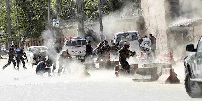 Forze di sicurezza dopo la seconda esplosione a Kabul (AP Photo/Massoud Hossaini)