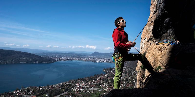 L'alpinista Christophe Dumarest si allena con il lago di Annecy sullo sfondo, il 28 marzo 2017 (JEFF PACHOUD/AFP/Getty Images)