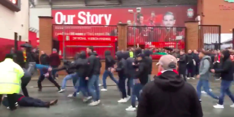 Un fermo immagine di un video degli scontri all'esterno di Anfield Road