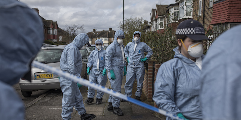 Agenti della polizia scientifica di Londra sulla scena di un omicidio, il 4 aprile (Dan Kitwood/Getty Images)