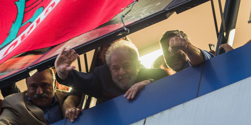 L'ex presidente del Brasile Luiz Inácio Lula da Silva saluta i suoi sostenitori da una finestra del palazzo del Sindacato dei Metallurgici, a São Bernardo do Campo, il 6 aprile 2018 (Victor Moriyama/Getty Images)
