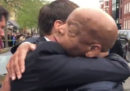 Il video dell'abbraccio tra John Lewis e Emmanuel Macron