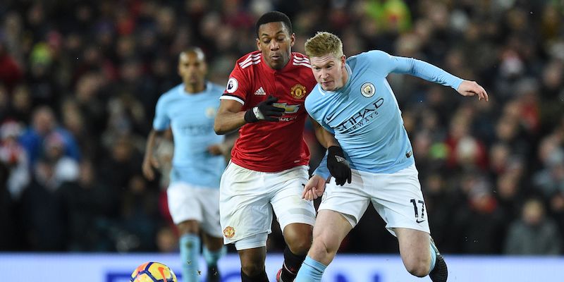 Anthony Martial e Kevin De Bruyne nel derby di andata vinto dal City (OLI SCARFF/AFP/Getty Images)