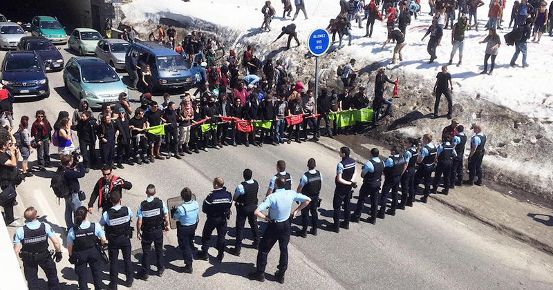Momenti di tensione tra gendarmeria e manifestanti durante il corteo antifascista al confine francese, Torino, 22 aprile 2018 (ANSA/ALESSANDRO DI MARCO)
