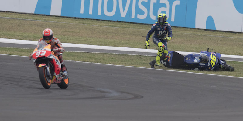 Valentino Rossi corre a rialzare la moto dopo il contatto con Marc Marquez (Mirco Lazzari gp/Getty Images)