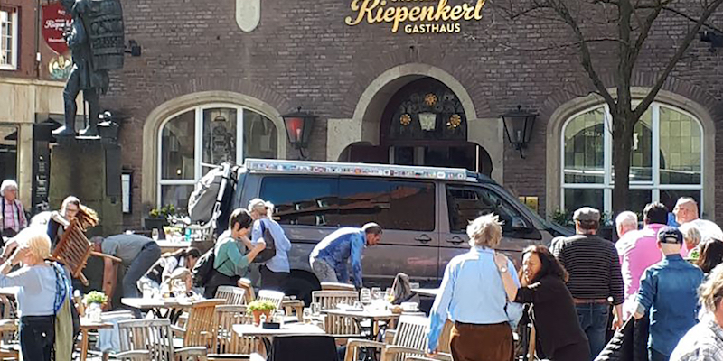 Il furgone che ha travolto le persone fuori dal ristorante Grosser Kiepenkerl a Münster, in Germania, poco dopo i fatti, il 7 aprile 2018 (Stephan R./dpa via AP)