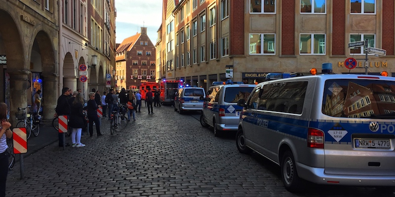 Veicoli della polizia nel centro di Munster, il 7 aprile 2018 (dpa via AP)